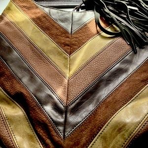 It's a mix of brown colors that will go well with heels.